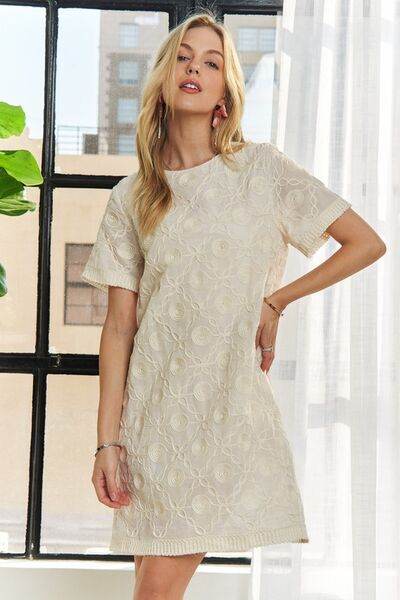 ADORA Applique Round Neck Short Sleeve Shift Dress for a perfect OOTD – dress to impress outfits from Amexza