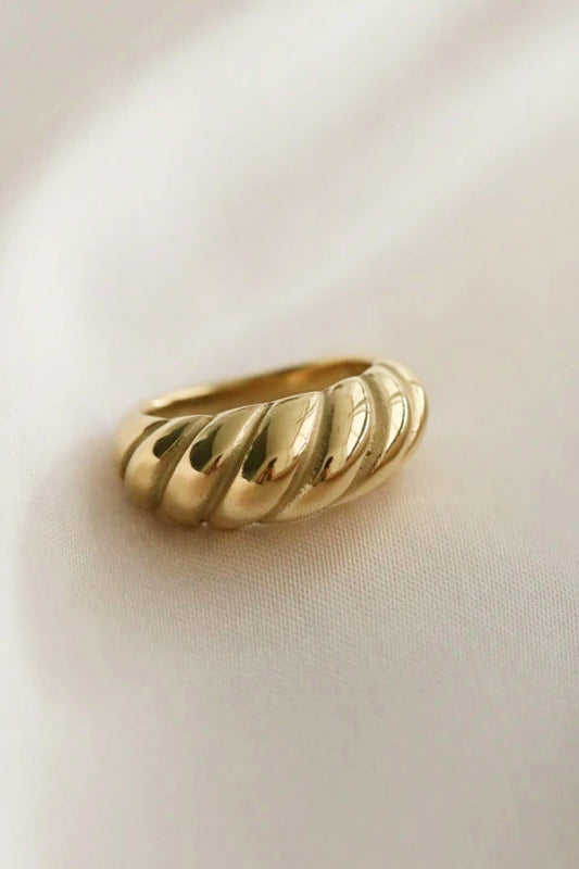 Gold Twisted Ring Gold for a perfect OOTD – dress to impress outfits from Amexza