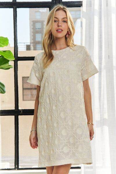 ADORA Applique Round Neck Short Sleeve Shift Dress for a perfect OOTD – dress to impress outfits from Amexza