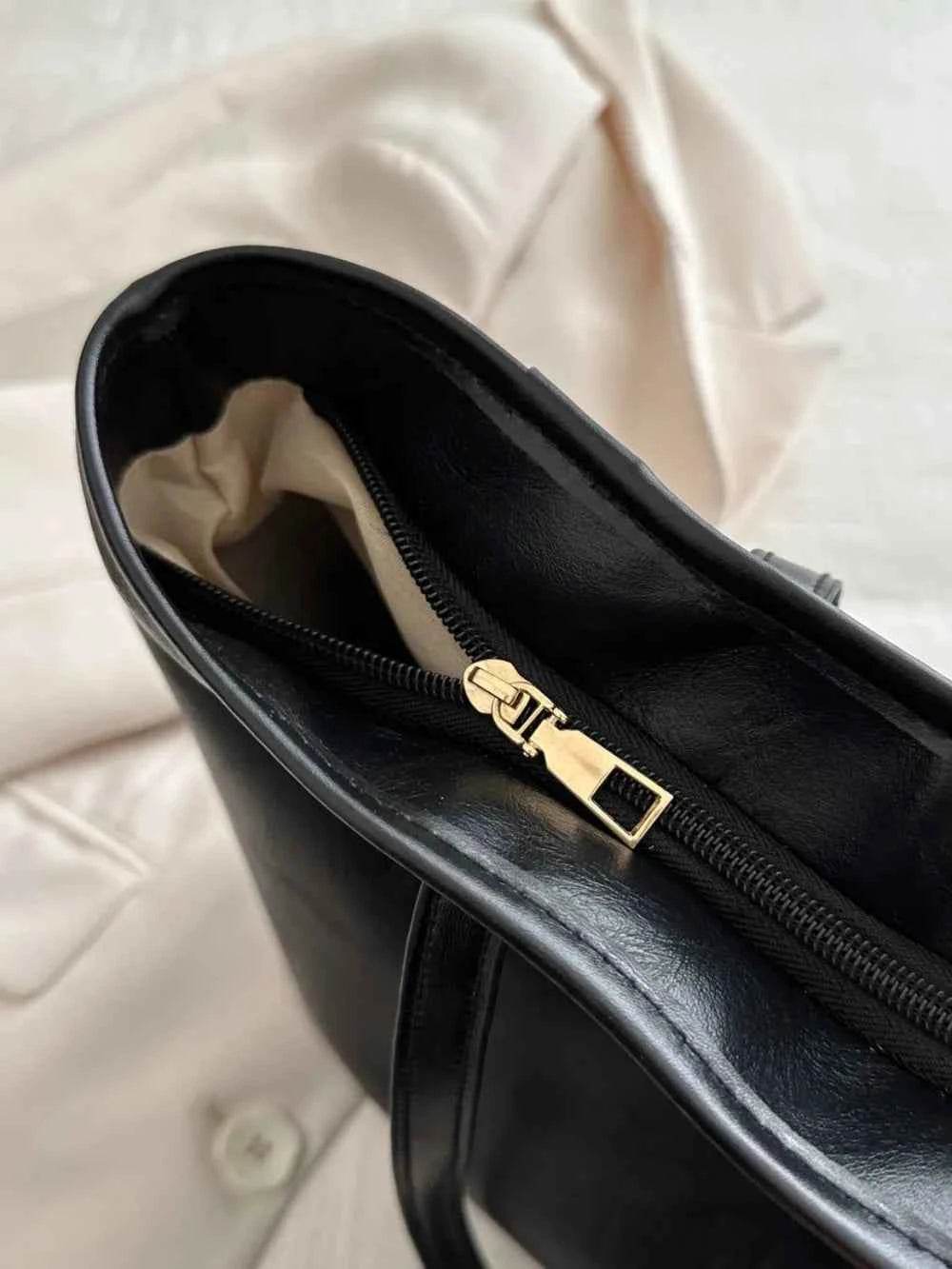 PU Leather Medium Shoulder Bag for a perfect OOTD – dress to impress outfits from Amexza