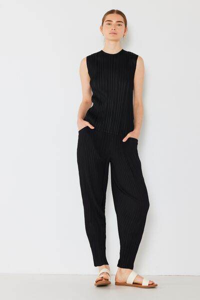 Marina West Swim Pleated Relaxed-Fit Slight Drop Crotch Jogger Black for a perfect OOTD – dress to impress outfits from Amexza