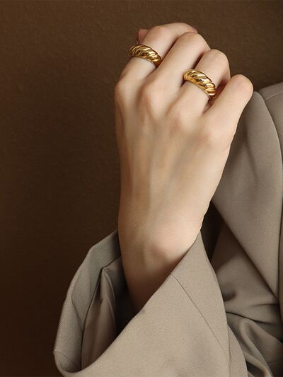 Ribbed Titanium Steel Ring Gold for a perfect OOTD – dress to impress outfits from Amexza